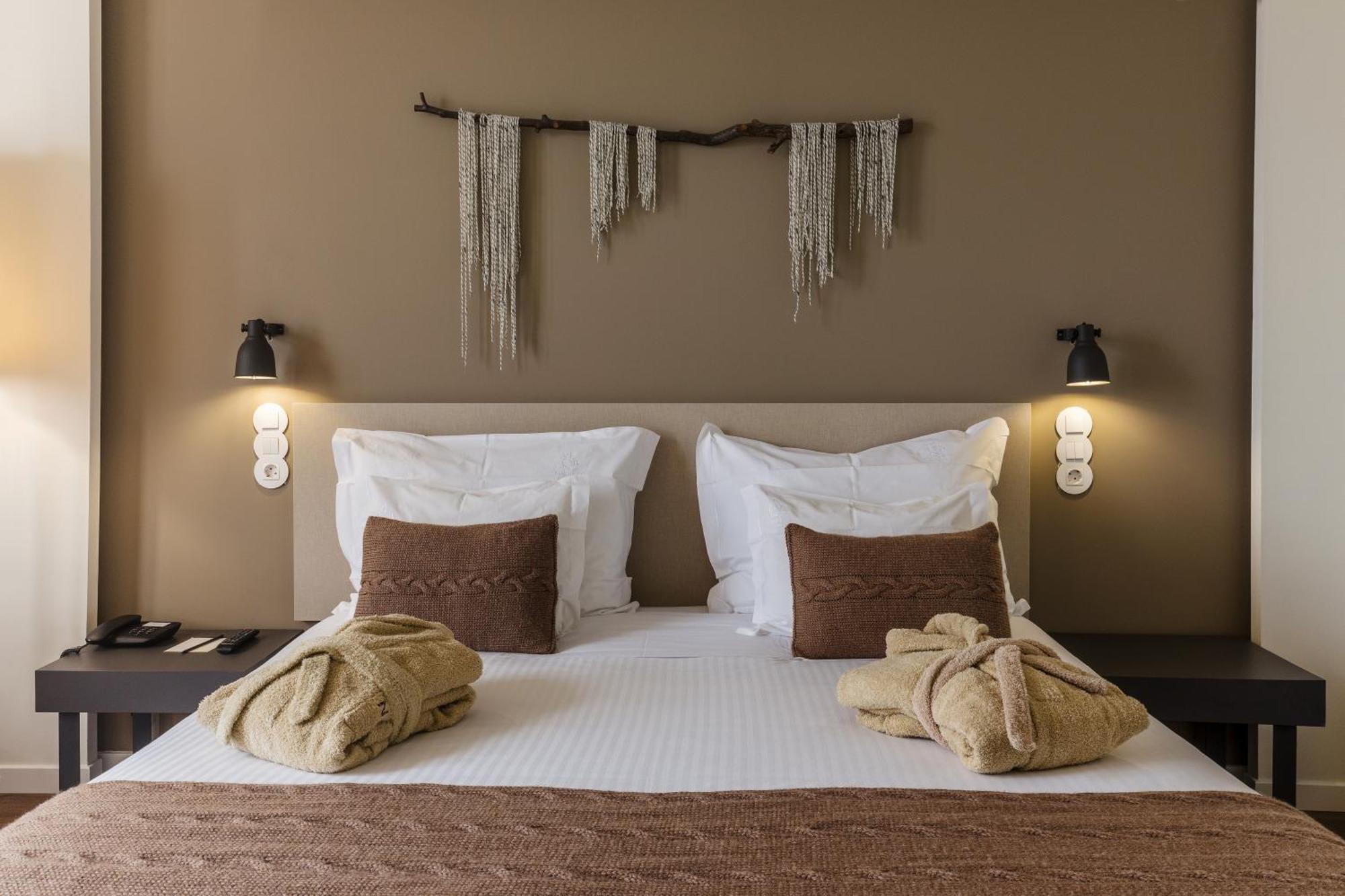 Double Room with Extra Bed (3 Adults),399272253:JPEG
